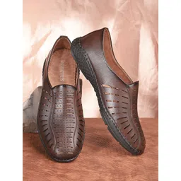 INVICTUS Men Textured Slip-On Sneakers